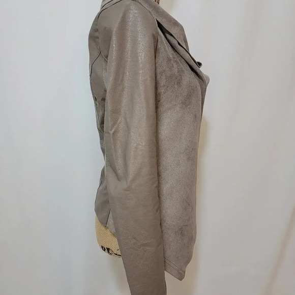 BLANK NYC Women's Drape Front Faux Suede Motorcycle Jacket Size XS Taupe - Picture 3 of 16
